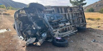 Minibüs, istinat duvarından düştü: 4 yaralı