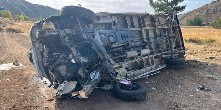 Minibüs, istinat duvarından düştü: 4 yaralı