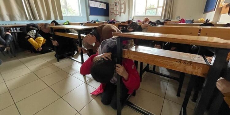 Okullarda eş zamanlı tatbikat! MEB duyurdu