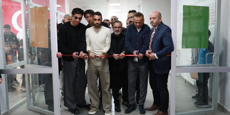 Ortaokul öğrencileri sevgilerini resmetti! 1. Lig ekibinin oyuncuları sergiyi açtı