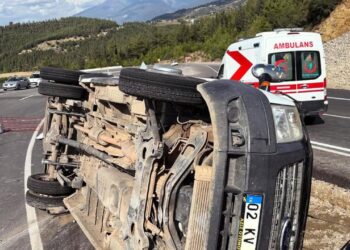 Osmaniye’de devrilen minibüsteki 13 kişi yaralandı