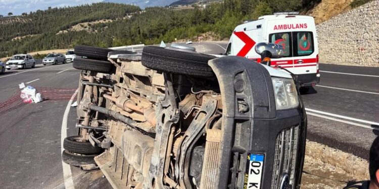 Osmaniye’de devrilen minibüsteki 13 kişi yaralandı