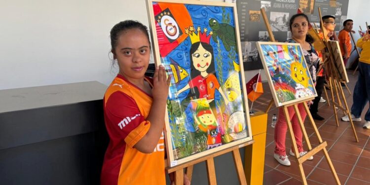 Özel gereksinimli çocuklardan ‘Melek Kalpler, Sarı Kırmızı Hayaller’ sergisi