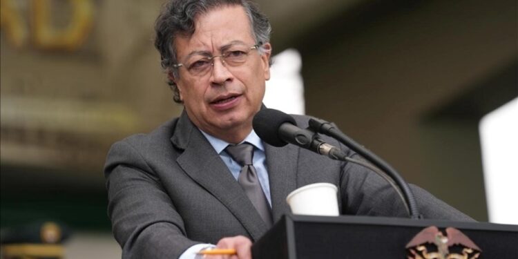 Petro’dan ABD’ye uyarı: Venezuela’yı işgal etme