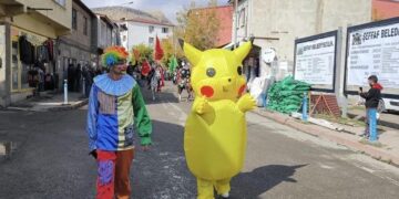 ‘Pikachu’ Digor’un kurtuluş yıl dönümü töreninde mehterle yürüdü