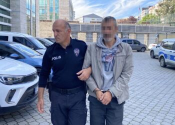 Polis komşusunun merdiven boşluğundaki eşyalarını çalan şüpheliye gözaltı