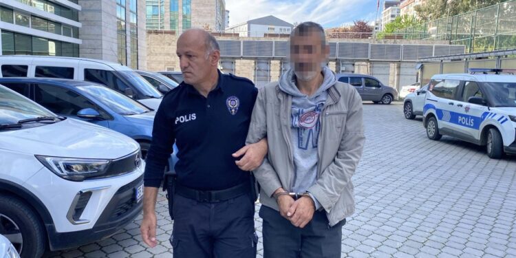 Polis komşusunun merdiven boşluğundaki eşyalarını çalan şüpheliye gözaltı