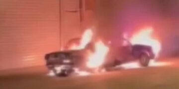 Sanayi sitesinde 5 araç kundaklandı!