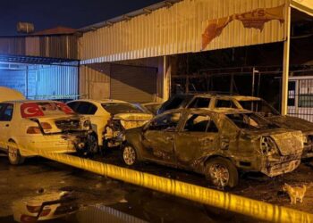 Sanayi sitesinde park halindeki 5 araç kundaklandı