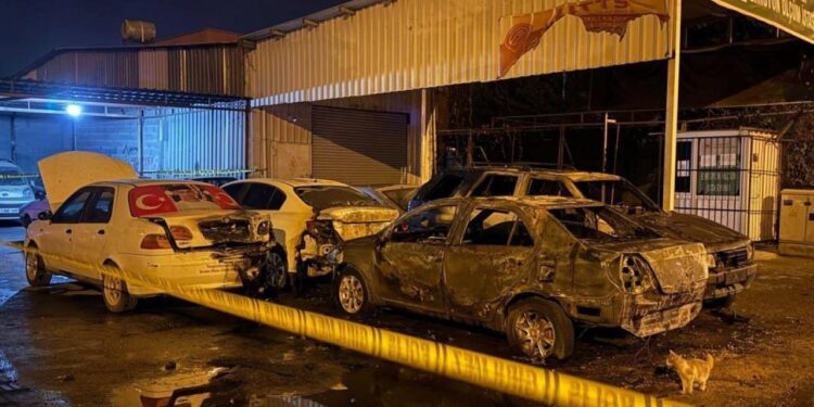 Sanayi sitesinde park halindeki 5 araç kundaklandı