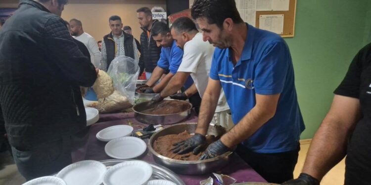 Şanlıurfalılar milli takımın galibiyetini çiğ köfteyle kutladı