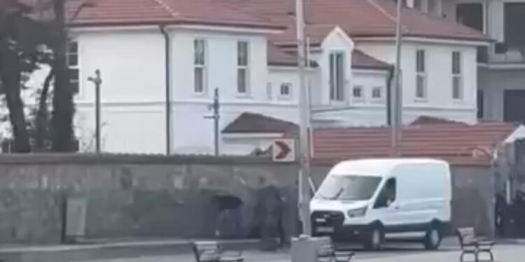 Sarıyer’de şüpheli valiz fünyeyle patlatıldı