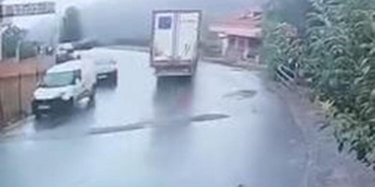 Sarıyer’de TIR devrildi: Çocuk parkında faciadan dönüldü!