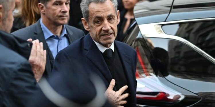 Sarkozy’yi cezaevinde 2 polis koruyacak