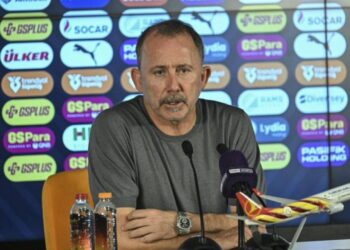 Sergen Yalçın yayıncı kuruluşa canlı yayında tepki gösterdi! ‘Oyuncular da istemiyor’