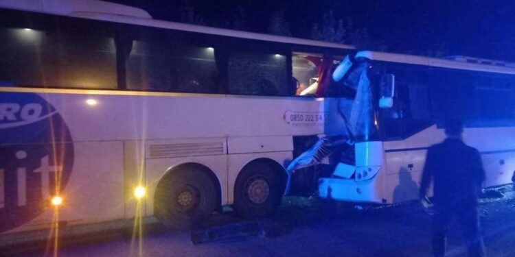 Servis otobüsü yolcu otobüsüne çarptı: Yaralılar var!