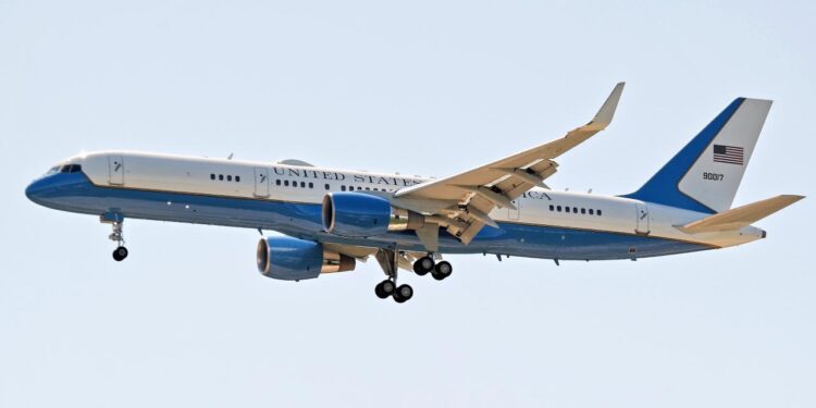 Son dakika: Rusya’yı tehdit eden ABD Savunma Bakanının uçağı acil iniş yaptı!