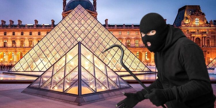 Soygunun ardından Louvre Müzesi yeniden açıldı