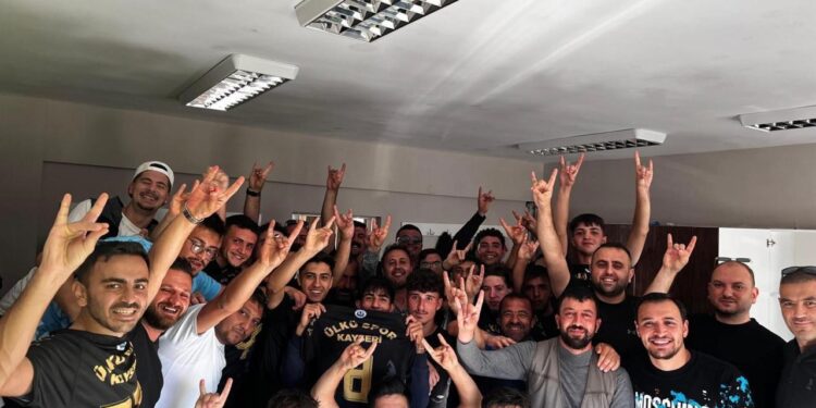 Soyunma odasında ‘bozkurt’ yapan takım 4 maçta 22 gol attı