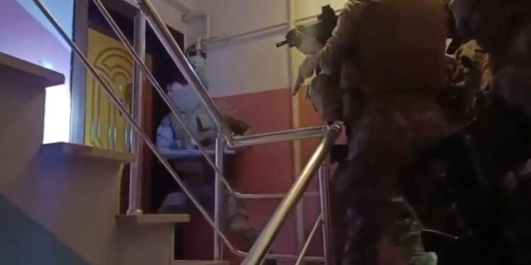 Suç örgütlerine “şafak” operasyonu! Çok sayıda kişi gözaltına alındı