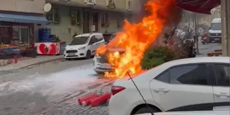 Sultangazi’de park halindeki cip alev alev yandı