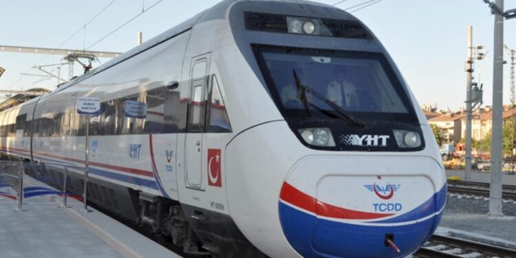 Süper Lig ekibi maça hızlı trenle gidecek! Yıldızlar halkla iç içe yolculuk yapacak