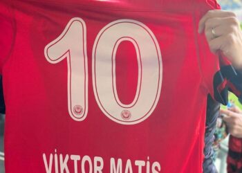 Süper Lig maçında sürpriz! Maçı ailesiyle tribünden izledi