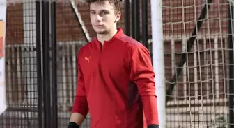 Takımsız kalan oyuncu yeni işini halı sahada buldu