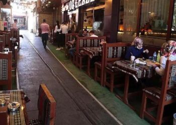 Taksimetre gibi işliyor: Kafe ve restoranlarda ‘masa kullanım ücreti’ dönemi!!