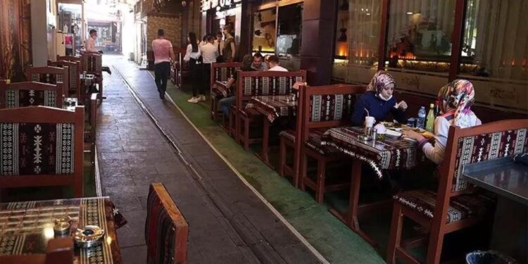 Taksimetre gibi işliyor: Kafe ve restoranlarda ‘masa kullanım ücreti’ dönemi!!