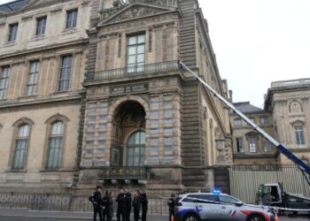 Tarihi Louvre Müzesi soygununda skandal itiraf!