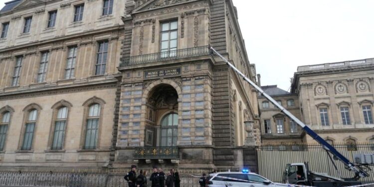 Tarihi Louvre Müzesi soygununda skandal itiraf!