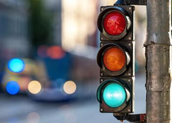 Trafik ışıklarına bir renk daha ekleniyor! Trafiği yüzde 94 azaltacak