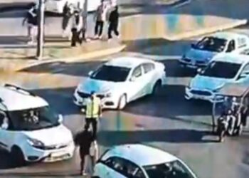 Trafikte polise sopayla saldıran şahıs tutuklandı