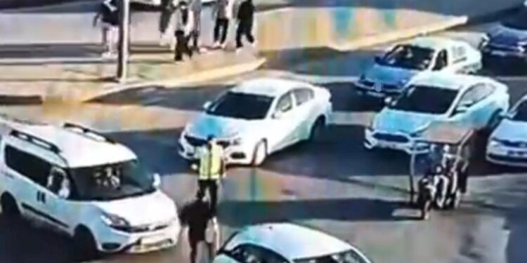 Trafikte polise sopayla saldıran şahıs tutuklandı