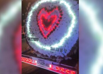 Trafikte sevgilisine yaptığı doğum günü sürprizi, pahalıya patladı!