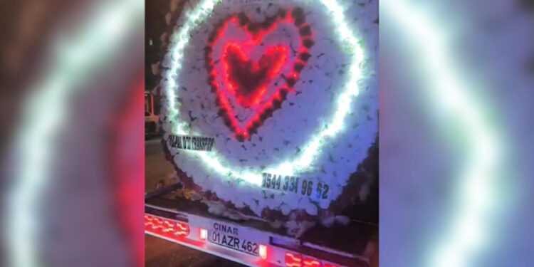 Trafikte sevgilisine yaptığı doğum günü sürprizi, pahalıya patladı!