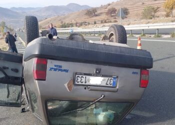 Traktöre çarpan otomobil devrildi: Yaralılar var