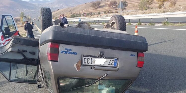 Traktöre çarpan otomobil devrildi: Yaralılar var