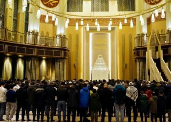 TÜGVA’lı gençler Taksim Cami’nde sabah namazında buluştu