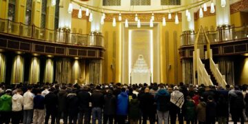 TÜGVA’lı gençler Taksim Cami’nde sabah namazında buluştu