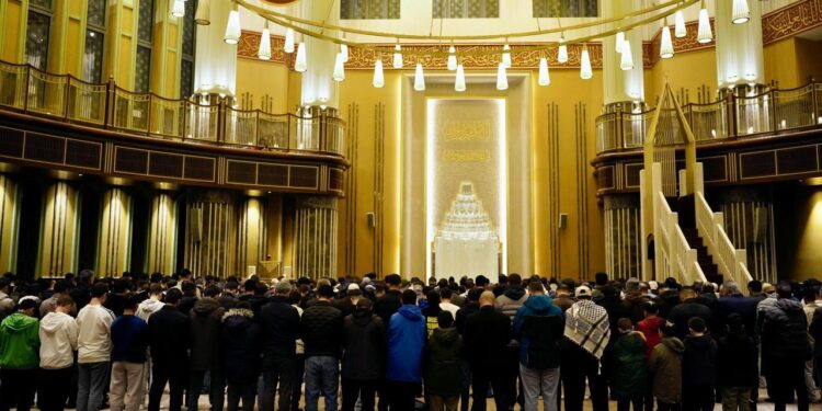 TÜGVA’lı gençler Taksim Cami’nde sabah namazında buluştu