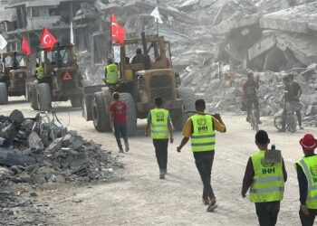 Türk bayraklarıyla Gazze’ye girdiler! Çalışmalar başladı