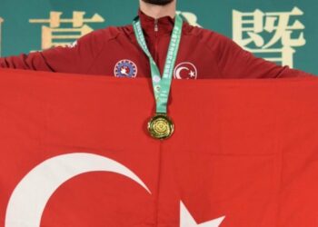 Türk Milli Kungfu Takımı Dünya Şampiyonu: Akyüz’den ‘beyaz el’ protestosu