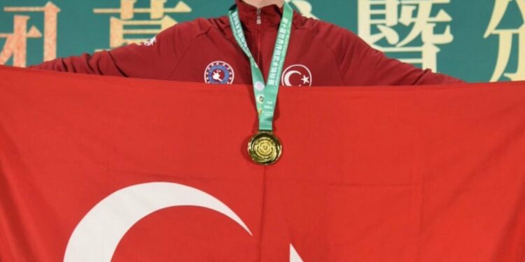 Türk Milli Kungfu Takımı Dünya Şampiyonu: Akyüz’den ‘beyaz el’ protestosu