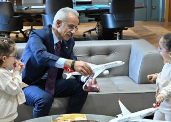 Uçak görünce mutlu olan Erva ve Zümra hayallerine kavuştu!