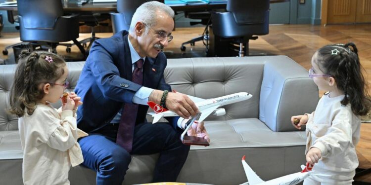 Uçak görünce mutlu olan Erva ve Zümra hayallerine kavuştu!