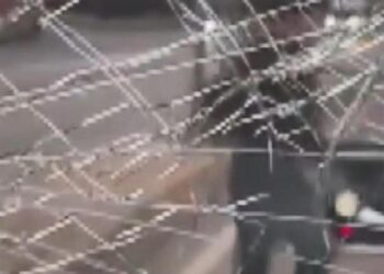 Ümraniye’de trafikte kavga: Aracın camını yumruklayıp kırdı