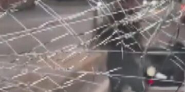 Ümraniye’de trafikte kavga: Aracın camını yumruklayıp kırdı