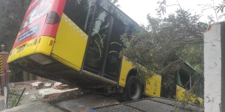 Üsküdar’da İETT otobüsü kaza yaptı